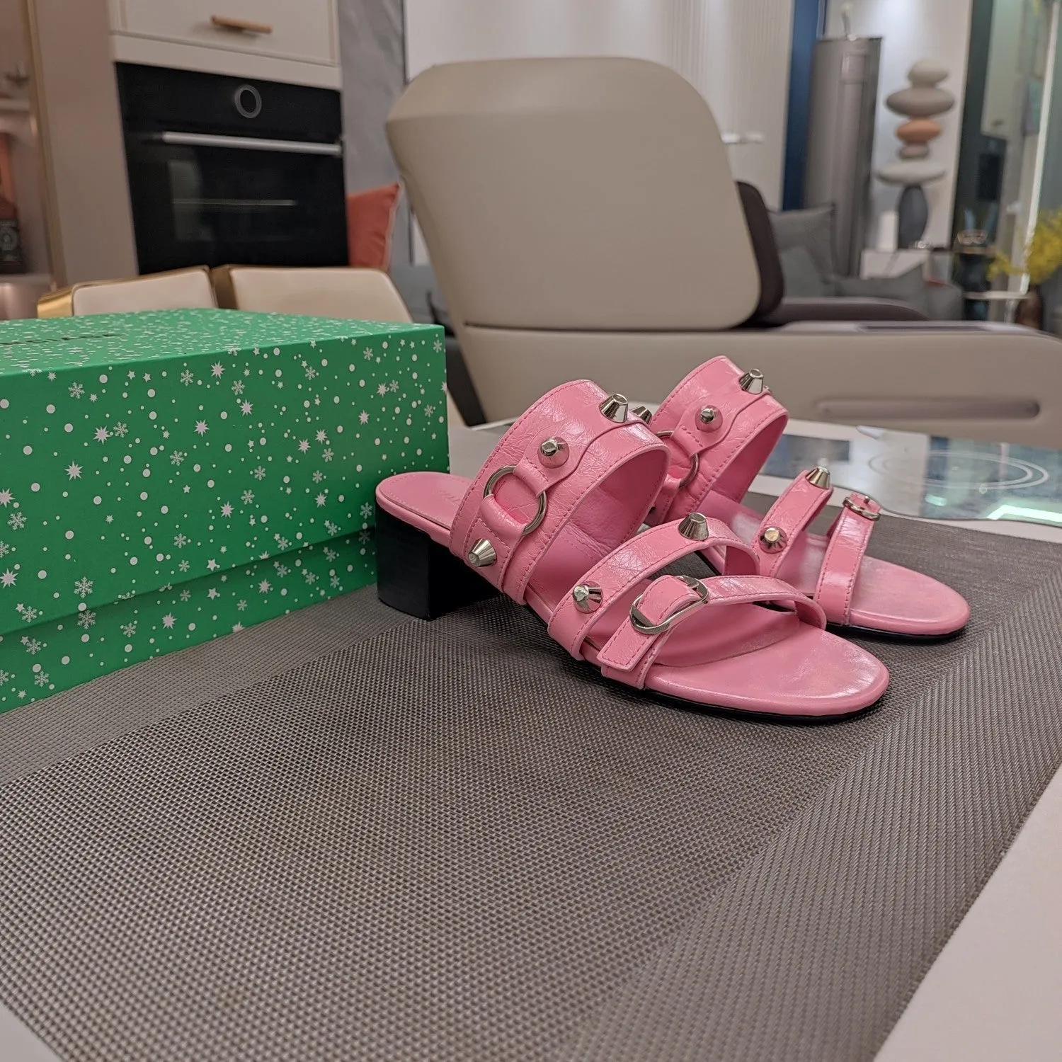 SANDALS IN SHEEPSKIN Balanciaga WAX-OIL STUDDED MEDIUM STRAPPY HEELED Dedicated support WEWAK PINK Easy-to-install