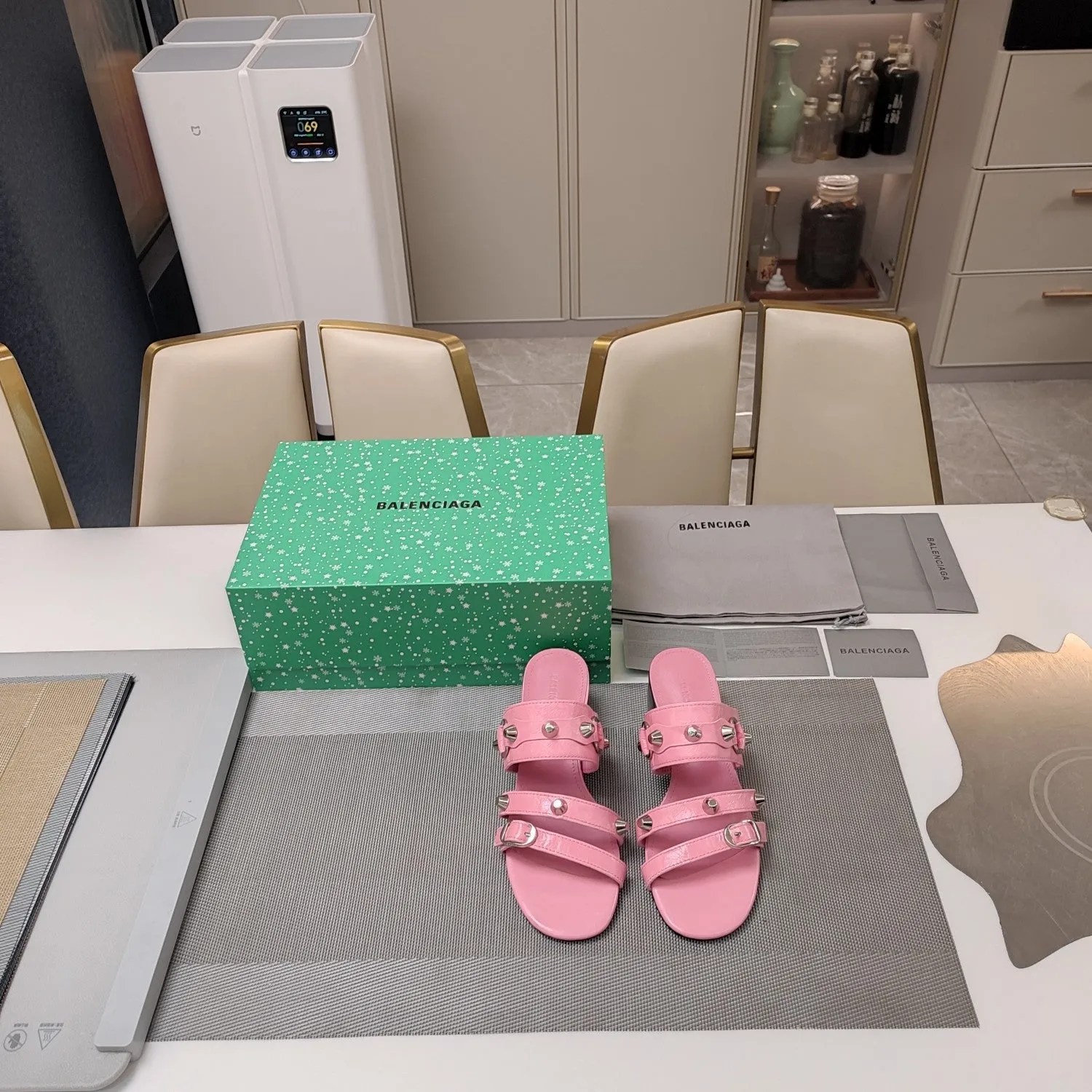 SANDALS IN SHEEPSKIN Balanciaga WAX-OIL STUDDED MEDIUM STRAPPY HEELED Dedicated support WEWAK PINK Easy-to-install