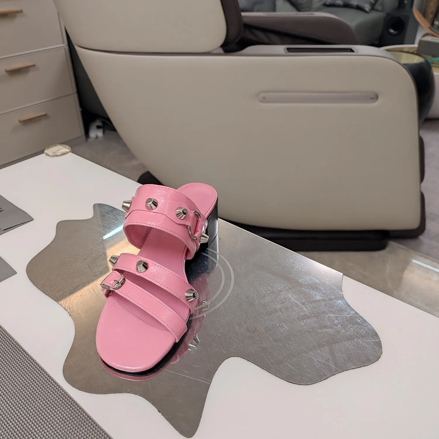 SANDALS IN SHEEPSKIN Balanciaga WAX-OIL STUDDED MEDIUM STRAPPY HEELED Dedicated support WEWAK PINK Easy-to-install