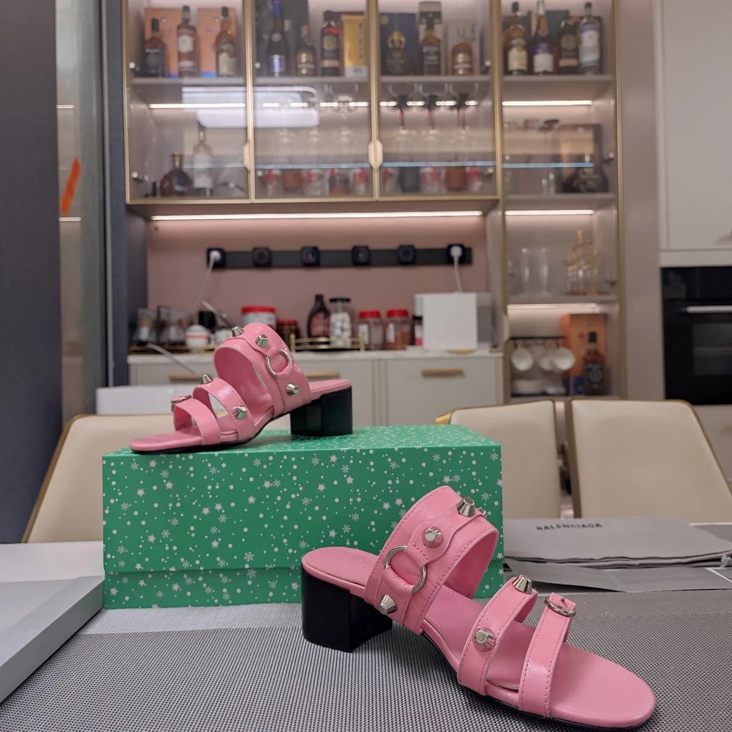 SANDALS IN SHEEPSKIN Balanciaga WAX-OIL STUDDED MEDIUM STRAPPY HEELED Dedicated support WEWAK PINK Easy-to-install