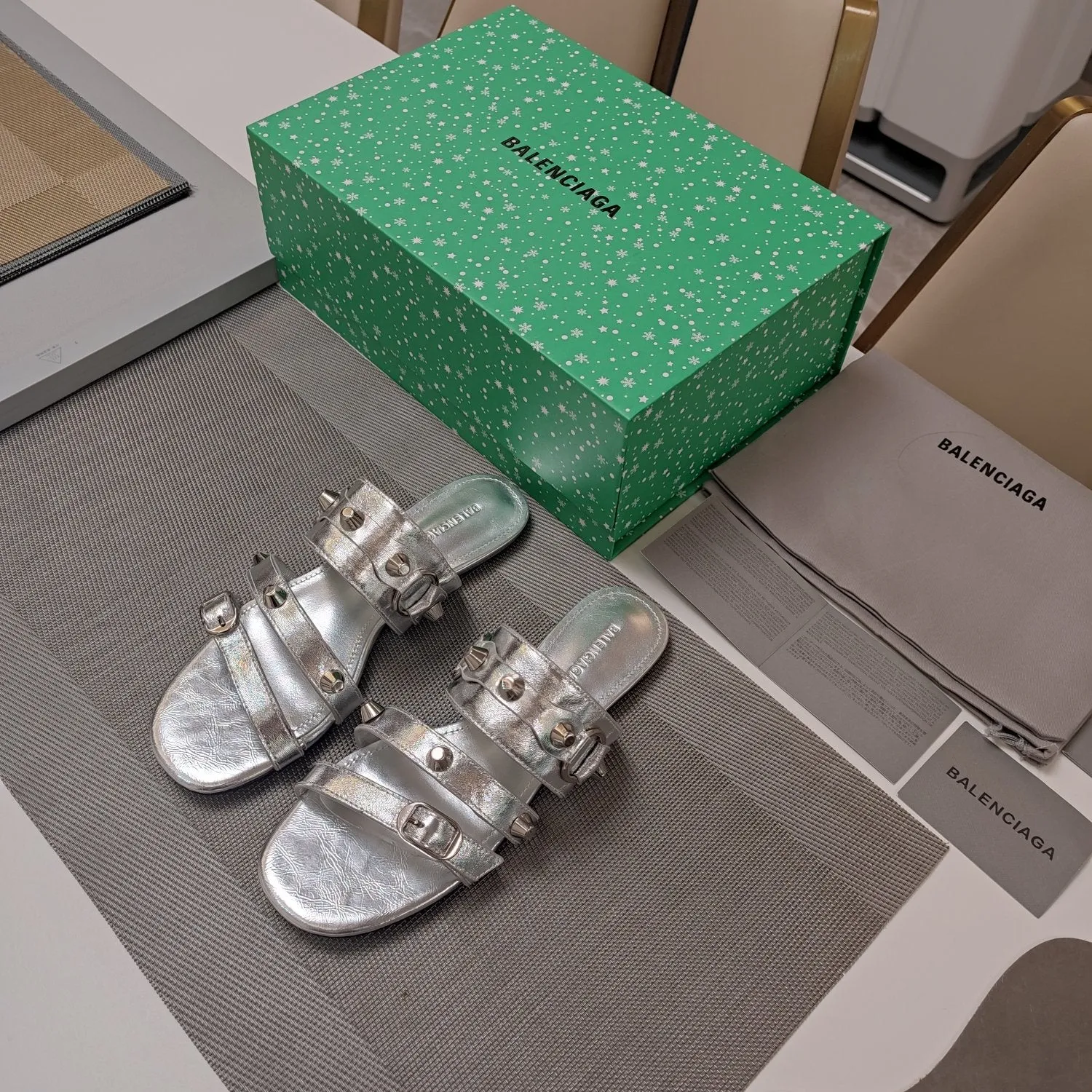 STRAPPY FLAT IN SILVER WAX-OIL Streamlined SANDALS SHEEPSKIN STUDDED Shipping guarantee Balanciaga