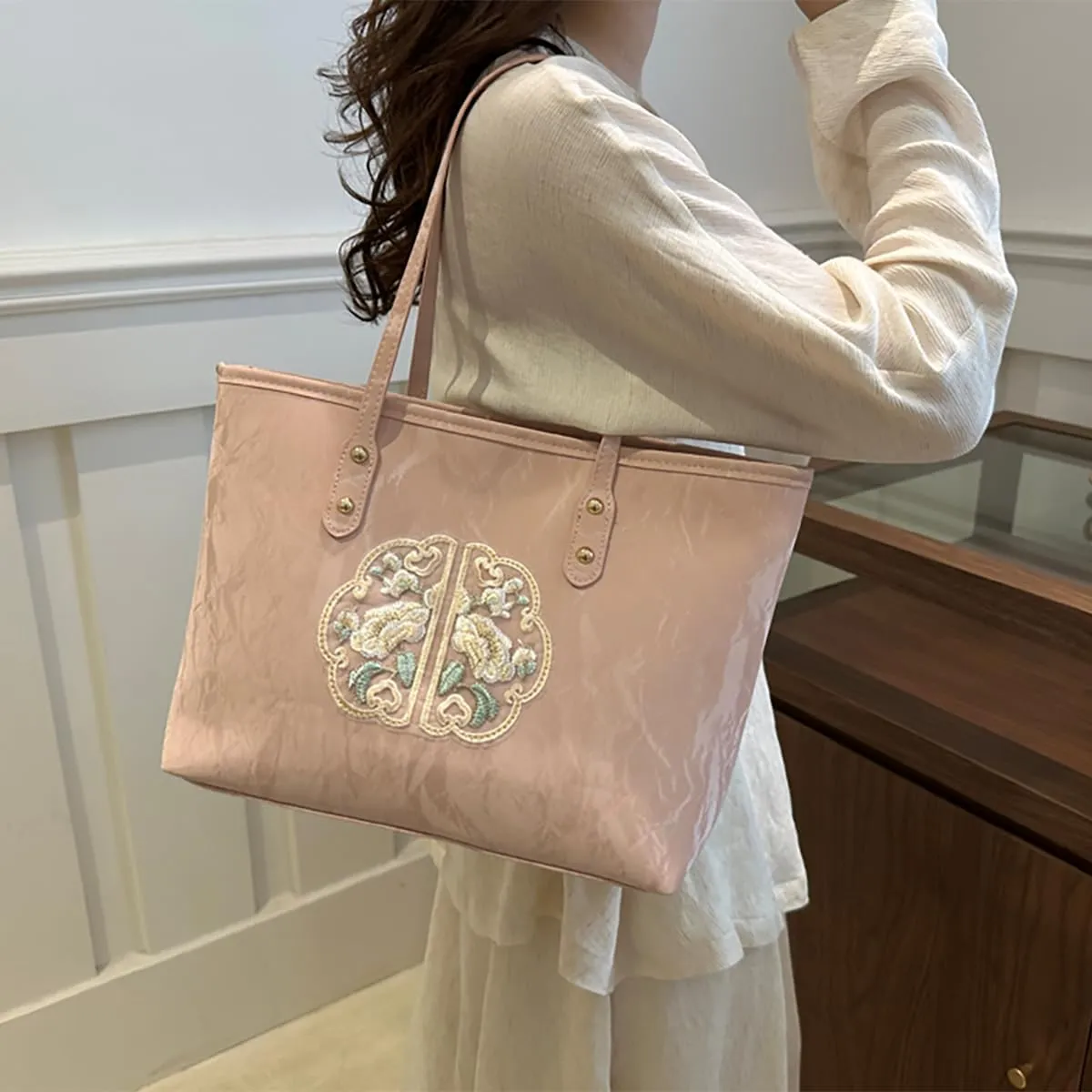 Women's Chinese embroidery handbag, vintage Hanfu crossbody bag for wallet, fashionable design for evening party