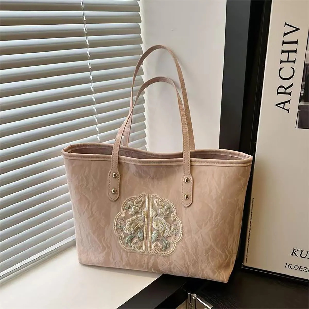 Women's Chinese embroidery handbag, vintage Hanfu crossbody bag for wallet, fashionable design for evening party